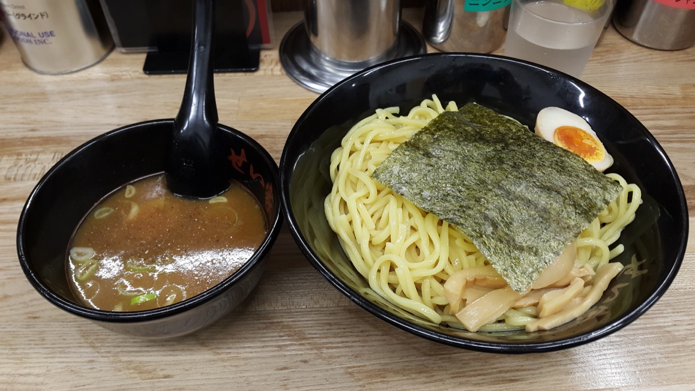 ラーメン店のカウンターに置かれた、つけ麺