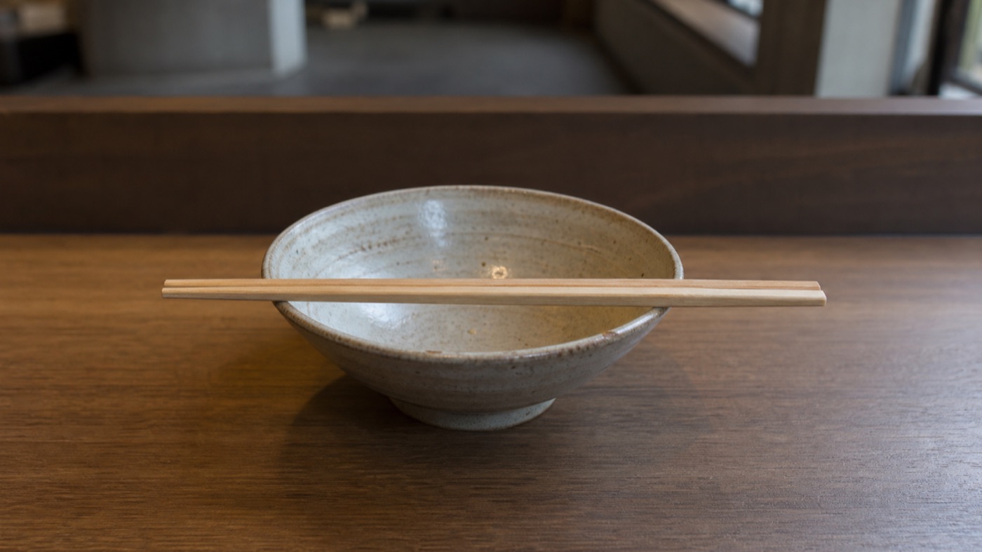 食べ終わった空の丼が一つ。箸がきれいに揃えて置かれている