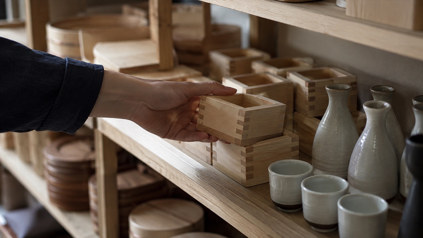 土産物屋の棚に並ぶ酒器を、手に取ろうとしている