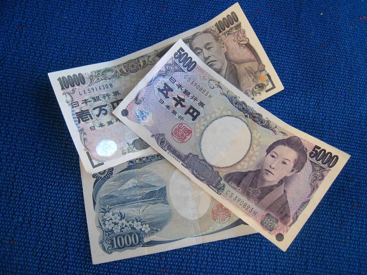 机の上に置かれた、日本のお札